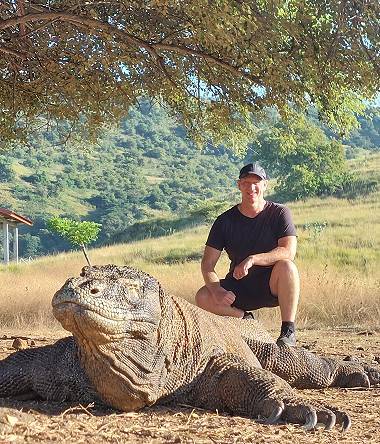 Auf Tuchf�hlung mit dem "Drachen" – Thomas kniet direkt hinter einem Waran
