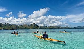 Idylle in Blau – Kajakfahren rund um Komodo