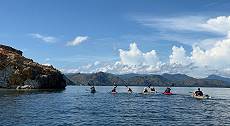Paddlerformation mit indonesischer Flagge ...