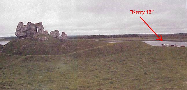 Ein einziges Boot neben der Normannenburg - die Kerry 16 ... Ein einziges Boot neben der Normannenburg - die Kerry 16 ...