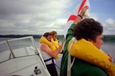 An Bord des Havaristen mit Notflagge: Brigitte (v), Arno (m), Ruth (h)