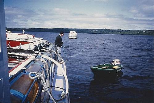 Kreuzer, Schlepper und Dinghiy auf dem Rckweg zur Anlegestelle ...