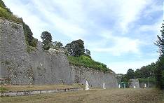 Gedenkstatuen vor der Zitadelle ...