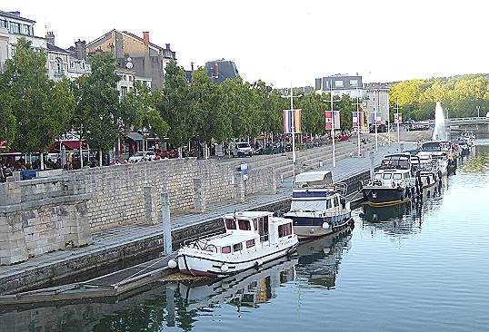 Vertrautes Bild: Pnichette und andere im Hafen von Verdun