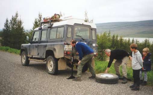 Offroaders Lieblingsbeschftigung: Die Gummis wechseln ...