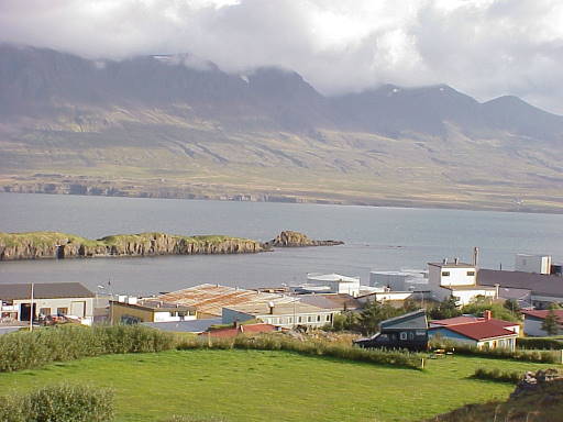 Vopnafjörður: Malerische Aussicht vom Hügel über dem Ort ...