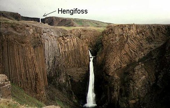 ... nach dem vorgelagerten Wasserfall ...