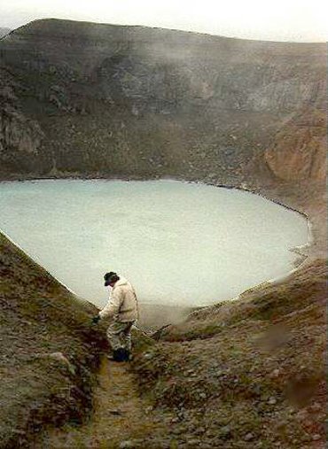 Der Abstieg zum Krater Viti ...