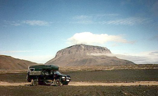 ... und auch bei der Ankunft am Fuße des Herdubreið ... ... und auch bei der Ankunft am Fuße des Herdubreið ...