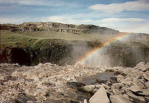 ... mit Regenbogenidylle am Dettifoss ...
