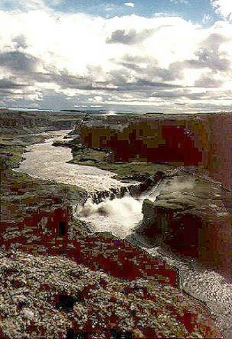 Blick von weit oben auf den Hafragilsfoss ...