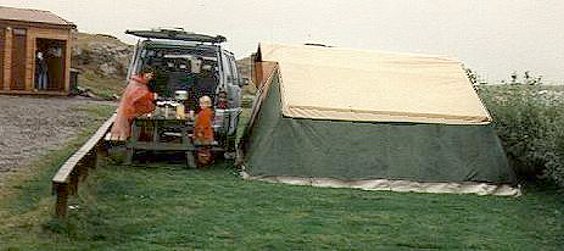 ... neben einer grillenden Familie ... ... neben einer grillenden Familie ...