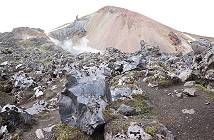 Geschmolzene Lava vorn, hinten der Schwefelrauch einer Fumarole Geschmolzene Lava vorn, hinten der Schwefelrauch einer Fumarole