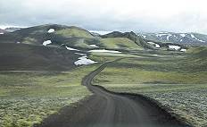 Einspurige Piste, bei Gegenverkehr kann und darf man nicht herunter ... Einspurige Piste, bei Gegenverkehr kann und darf man nicht herunter ...