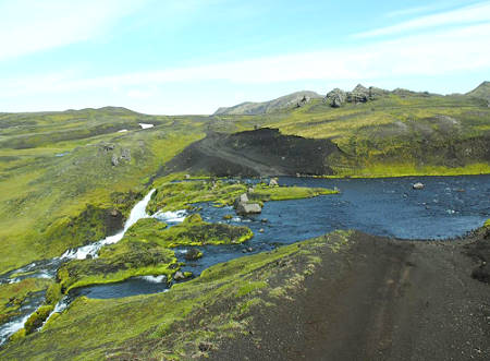 Furt oberhalb eines Wasserfalls