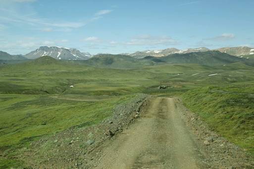 Auf tauglicher Piste durch malerische, einsame Landschaft  ...