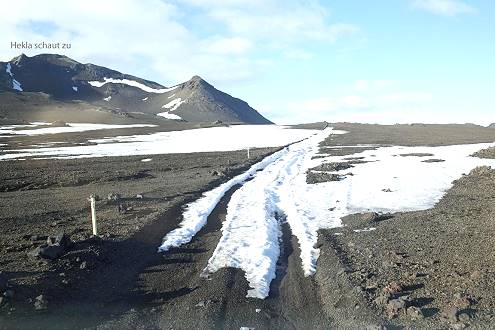 Oben an der Gelndekante beginnt die verschneite Hochebene