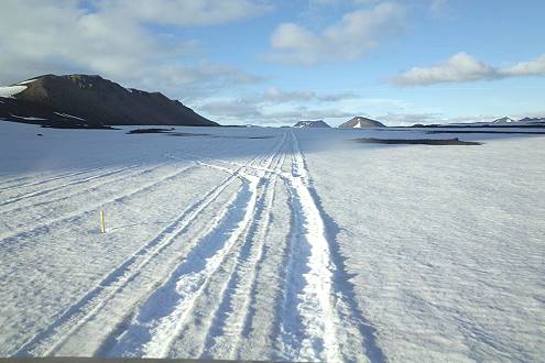 Die Spuren einiger Superjeeps auf der Hochebene sind uns zu schmal