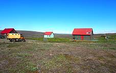 In der Htte links kann man bernachten, der Hotpot ist neben der Fahnenstange rechts ...