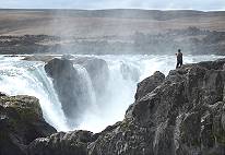 Nah an der Abbruchkante des Hrafnabjargafoss ...