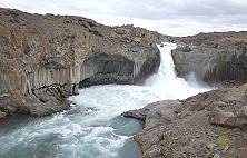 Aldeyjarfoss: Hochinteressante Auswaschungen mit sauber freigelegten Basaltsulen