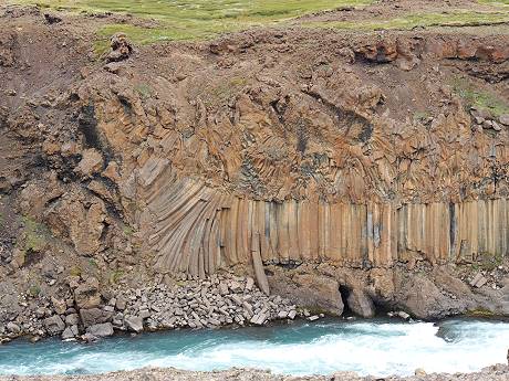 Gebogen durch tektonische Krfte ...