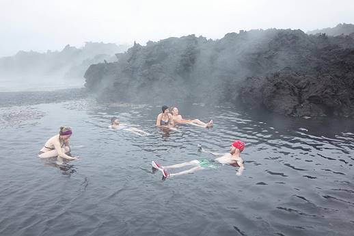 Aufregendes Bad im Lava-Hotpot ...