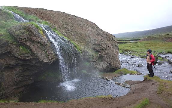 Genial: Warmwasserbecken mit Naturdusche, unten fliet der kalte Bach