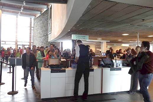 Viel los an der Blauen Lagune: Aber noch passen ein paar weitere Leute ins heilende Wasser ...