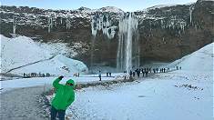 "Grner Troll" am Seljalandsfoss