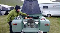 Das Vorderteil eines Serie Land Rovers als Grillanhnger