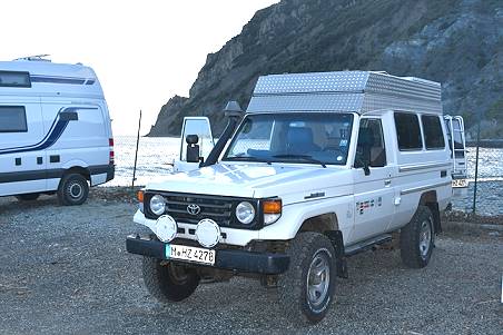 Wir gesellen uns zu einer Gruppe von Fahrzeugen ...