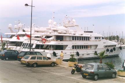 Schwimmender Protz ..?