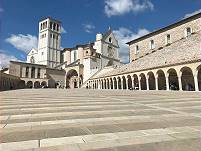 Basilika San Francesco, Aufgang