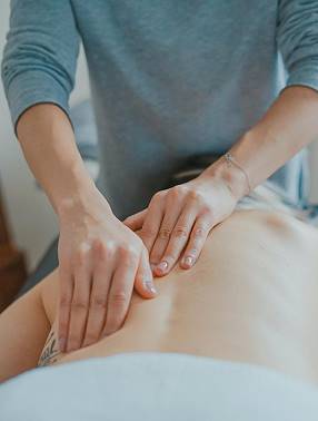 Entspannung mit Sauna, Massage oder Whirlpool (Bild: Unsplash.com  Toa Heftiba CC0 Public Domain)