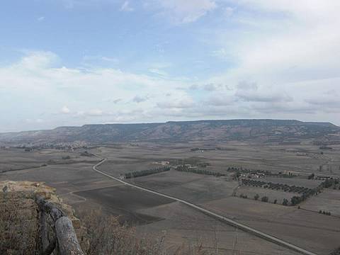 Die Marmilla-Ebene mit dem Tafelberg der kleinen Pferde ...