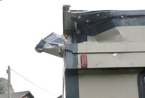 Das Loch im Dach-Kofferraum konnte ich provisorisch stabilisieren ...