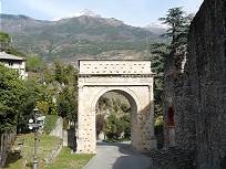 Augustusbogen mit Rocciamelone im Hintergrund