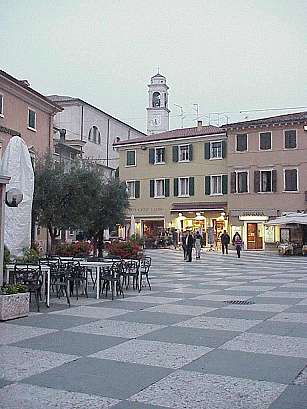 ... in die abendliche Innenstadt ...