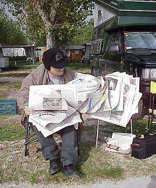 Nein, der Trottel versucht drauen Zeitung zu lesen - bei Windstrke 7 ??