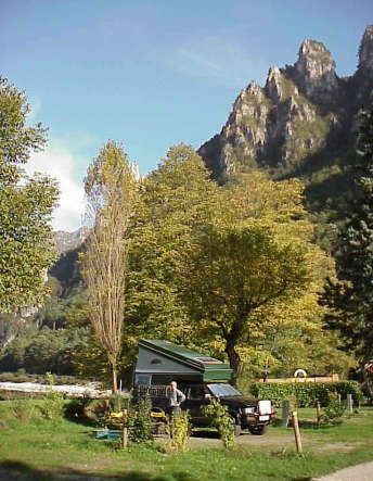 ... und zufriedene Seeufer-Camper hinter Absperrbndern  ...