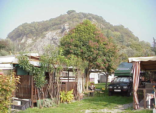 Lauschiges Pltzchen zwischen Dauercampern ...