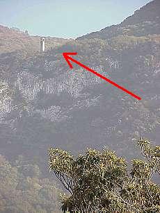 ... mit Blick hoch auf die Kirche "San Fermo" ...