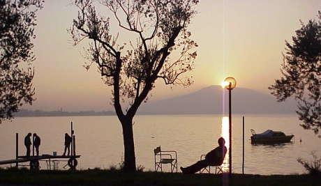Herbstidylle: Am "eigenen" Seeufer ...