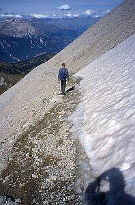 ... vorbei an Schneefeldern ...