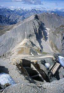 ... und Blick auf Festungsanlagen berall ...