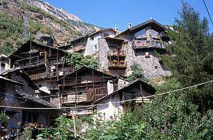 ... und neue Bauten mit alten Steinen ...