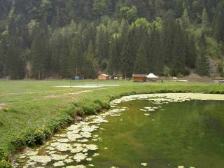 ... mit malerischem Tal ...