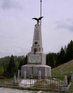 ... mit Kriegerdenkmal ...