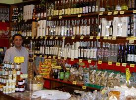 Stolzer Besitzer vor seinem Sortiment ...